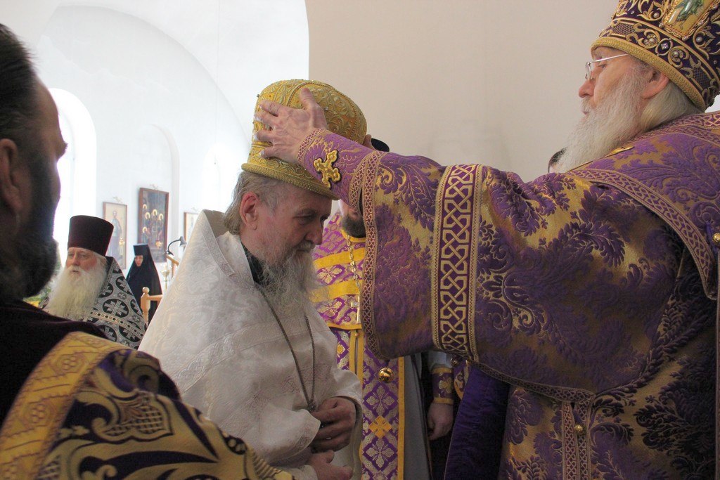 Награждение протоиерея Владимира Леонова (фото с сайта епархии)